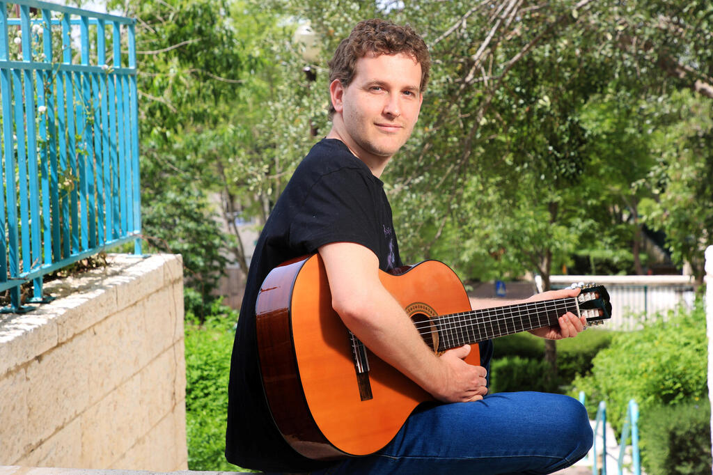 Seeing Far: The Israeli Connection to Apple's AR Glasses